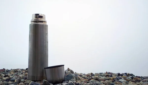 Die Metallene Thermoskanne Auf Bergsteinen — Stockfoto