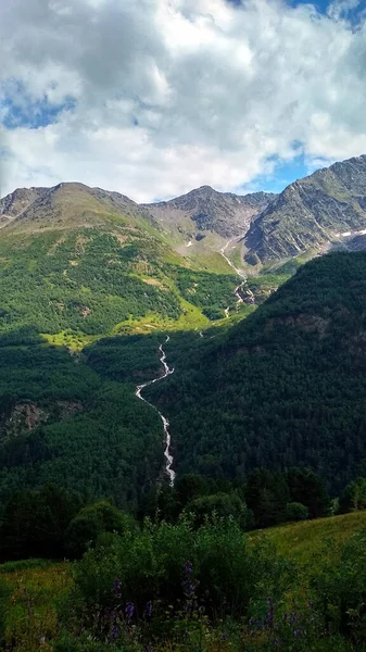 Nad Horami Létají Mraky Kavkaz — Stock fotografie