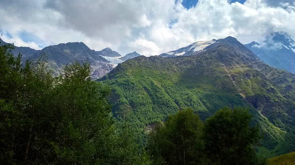Над Горами Летять Хмари Кавказ — стокове фото