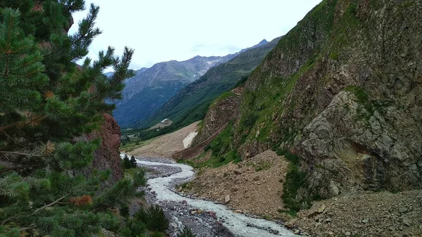 河流在高山峡谷中流淌 — 图库照片
