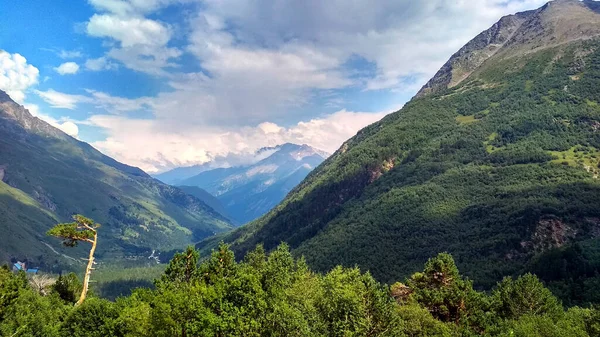 Над Кавказькими Горами Літають Хмари — стокове фото