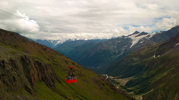 Червона Кабельна Дорога Тлі Гір — стокове фото