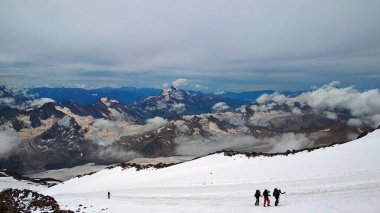 Dağcılar Elbrus Dağı 'na tırmanır