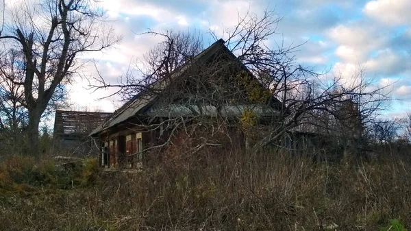 放棄された村の木造住宅 — ストック写真