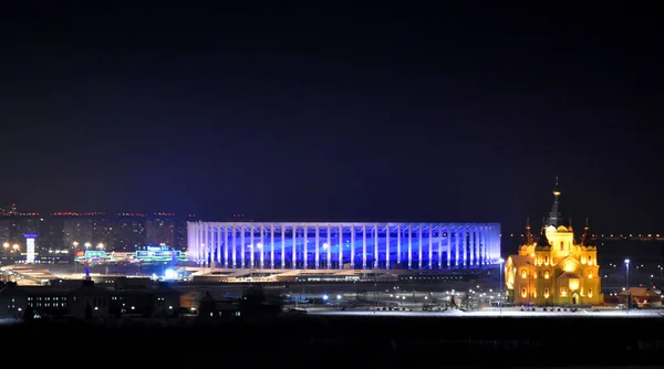 Fußballstadion Und Orthodoxe Kirche Leuchten Der Nacht — Stockfoto