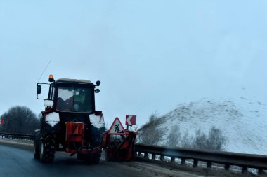 Traktör kar kışını kaldırır