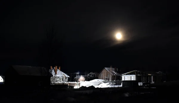 Hold Éjszaka Ragyog Falu Felett — Stock Fotó