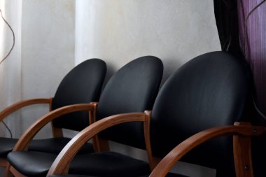 Evde üç siyah sandalye var.