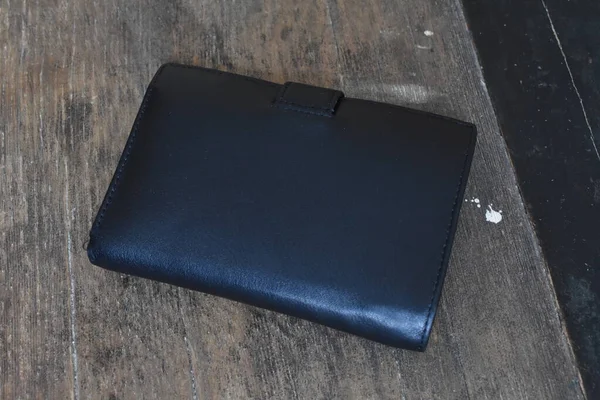 Черный Кожаный Бумажник Светлом Деревянном Фоне — стоковое фото