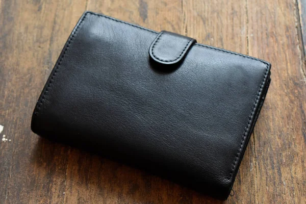 Черный Кожаный Бумажник Светлом Деревянном Фоне — стоковое фото