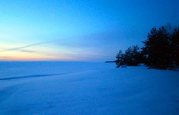 冬の凍る川の夕日 — ストック写真