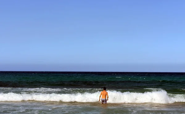 Человек Ныряет Морские Волны — стоковое фото