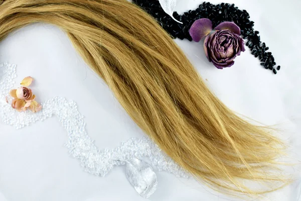 Pramen Blond Vlasů Bílém Pozadí — Stock fotografie