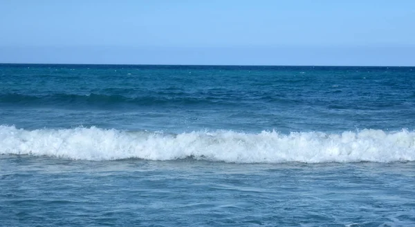 蓝海上的白浪 — 图库照片