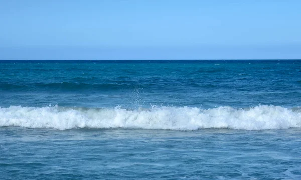 Białe Fale Błękitnym Oceanie — Zdjęcie stockowe