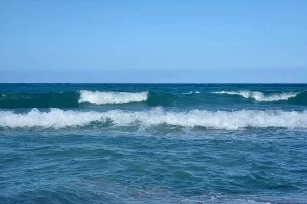 蓝海上的白浪 — 图库照片