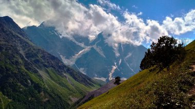 Beyaz bulutlar güzel dağların üzerinde uçar