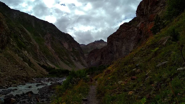 Швидка Річка Тече Через Гірську Ущелину — стокове фото
