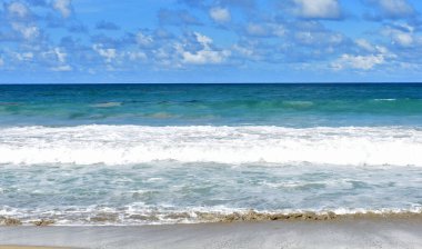 Büyük dalgalar kıyıya vuruyor.