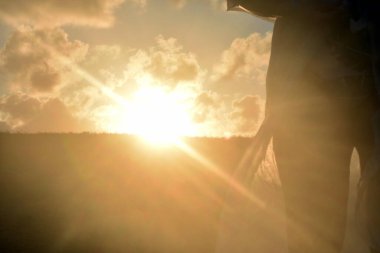 Kadın bacakları gün batımının arka planına karşı