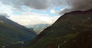 Dağların üzerinde fırtına bulutları belirdi
