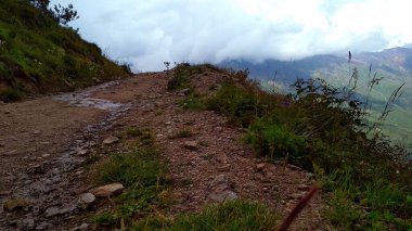 Dağların üzerinde fırtına bulutları belirdi