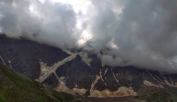 Штормові Хмари Розлітаються Над Горами — стокове фото