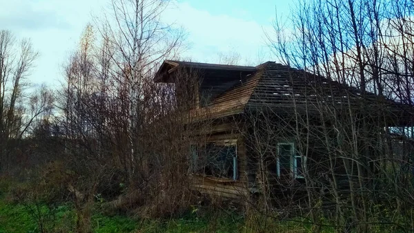 Terk Edilmiş Bir Köyde Eski Ahşap Bir — Stok fotoğraf