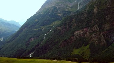 Dağların üzerinde fırtına bulutları belirdi