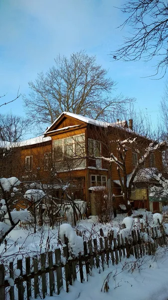 Zweistöckiges Mehrfamilienhaus Winter — Stockfoto