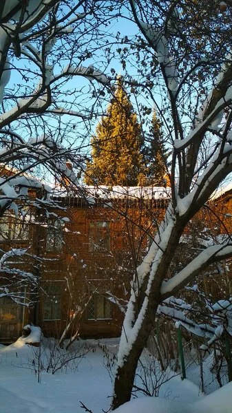 Двухэтажный Жилой Дом Зимой — стоковое фото
