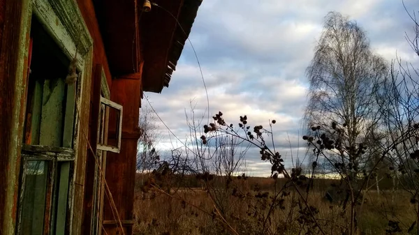 Деревянный Старый Дом Заброшенной Деревне — стоковое фото