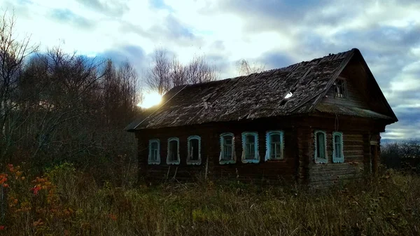 Dřevěný Starý Dům Opuštěné Vesnici — Stock fotografie