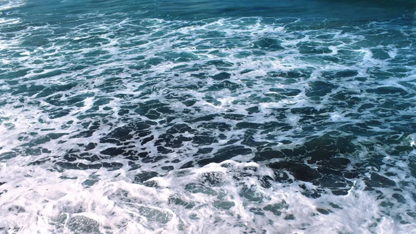 海浪中的海水泡沫 — 图库照片