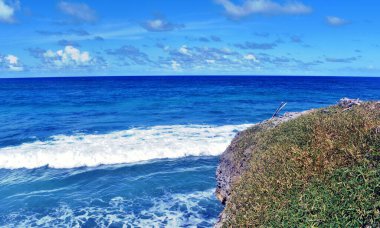Kayalık Atlantik kıyıları. Dominik Cumhuriyeti