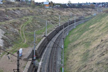 Nehrin üzerindeki demiryolu köprüsü