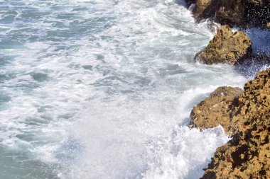 Kayalık Atlantik kıyıları. Dominik Cumhuriyeti