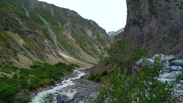 Schneller Gebirgsfluss Fließt Zwischen Felsen — Stockfoto