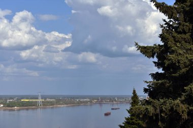 kargo gemileri Volga ile yola çıkıyor.