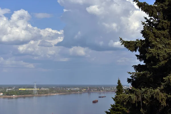 Lastfartyg Seglar Volga — Stockfoto