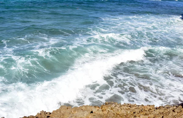海浪正冲击着岩石 — 图库照片