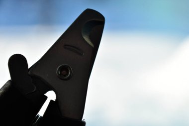 Hafif arkaplanda maşa