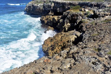 Dalgalar kayalara çarpıyor. Atlantik Okyanusu