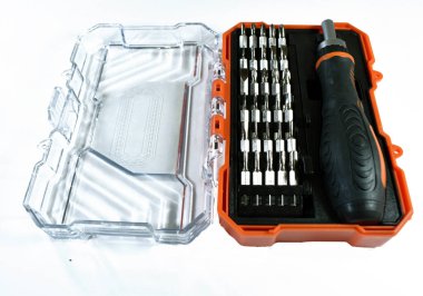 Beyaz arkaplanda tornavida seti