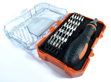 Beyaz arkaplanda tornavida seti