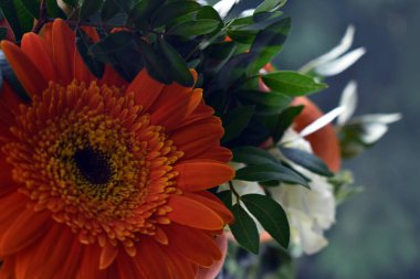 Bir buket taze çiçek ve meyve.