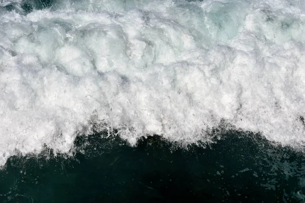 Gyönyörű Fehér Hullámok Habzik Elfogyasztott Kék Víz — Stock Fotó