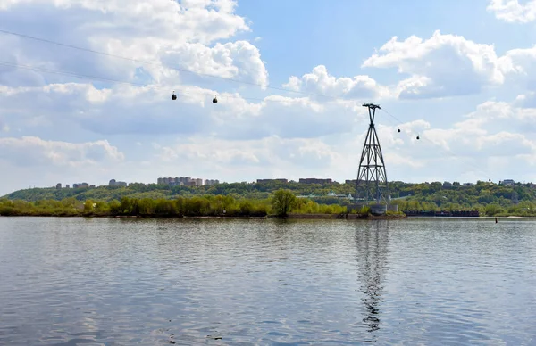 Volga Nehri 'nin karşısındaki teleferik.