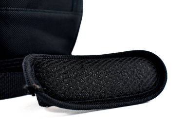 Beyaz arka planda siyah kamera çantası