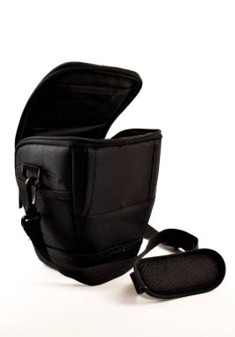 Beyaz arka planda siyah kamera çantası